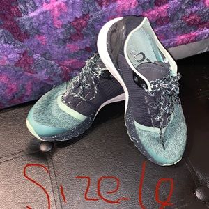 Under armour tennis shoes size 6